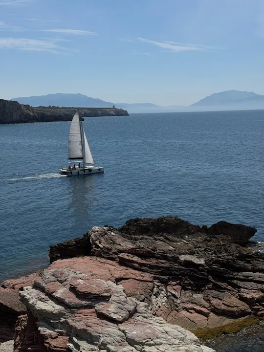 Passeio de catamarã à vela ao longo da costa de Terrasini