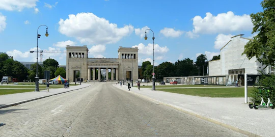 Munich's private sightseeing guided tour by limousine