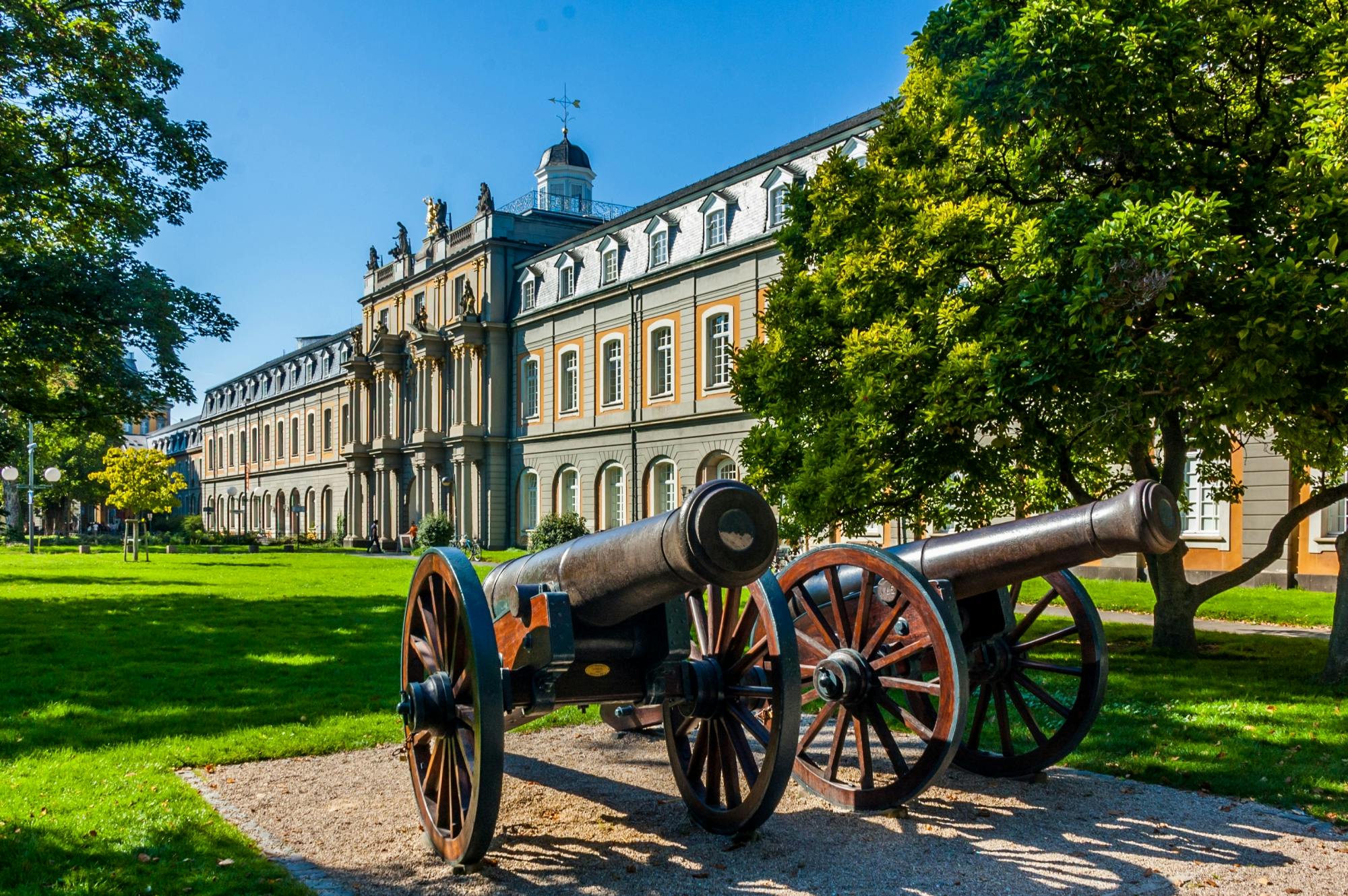 Passeio histórico-militar no centro de Bona
