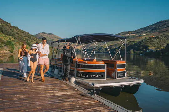 Passeio de barco privado pelo rio Douro com vinho e bar aberto