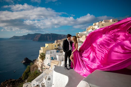 Sesja zdjęciowa w latającej sukience na Santorini z widokiem na kalderę i Oia