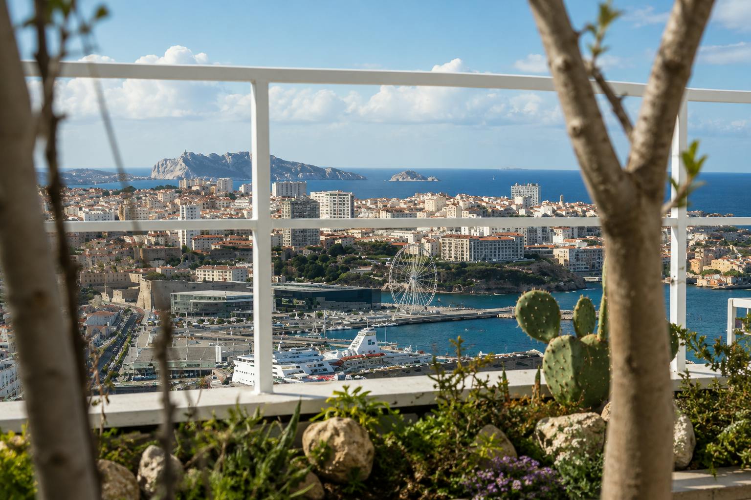 Zugang zur 30. Etage des Sky Centre Marseille und 1 GB eSIM
