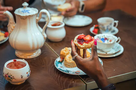 Workshop de confeção tradicional de scones ingleses em Londres, acompanhado de chá