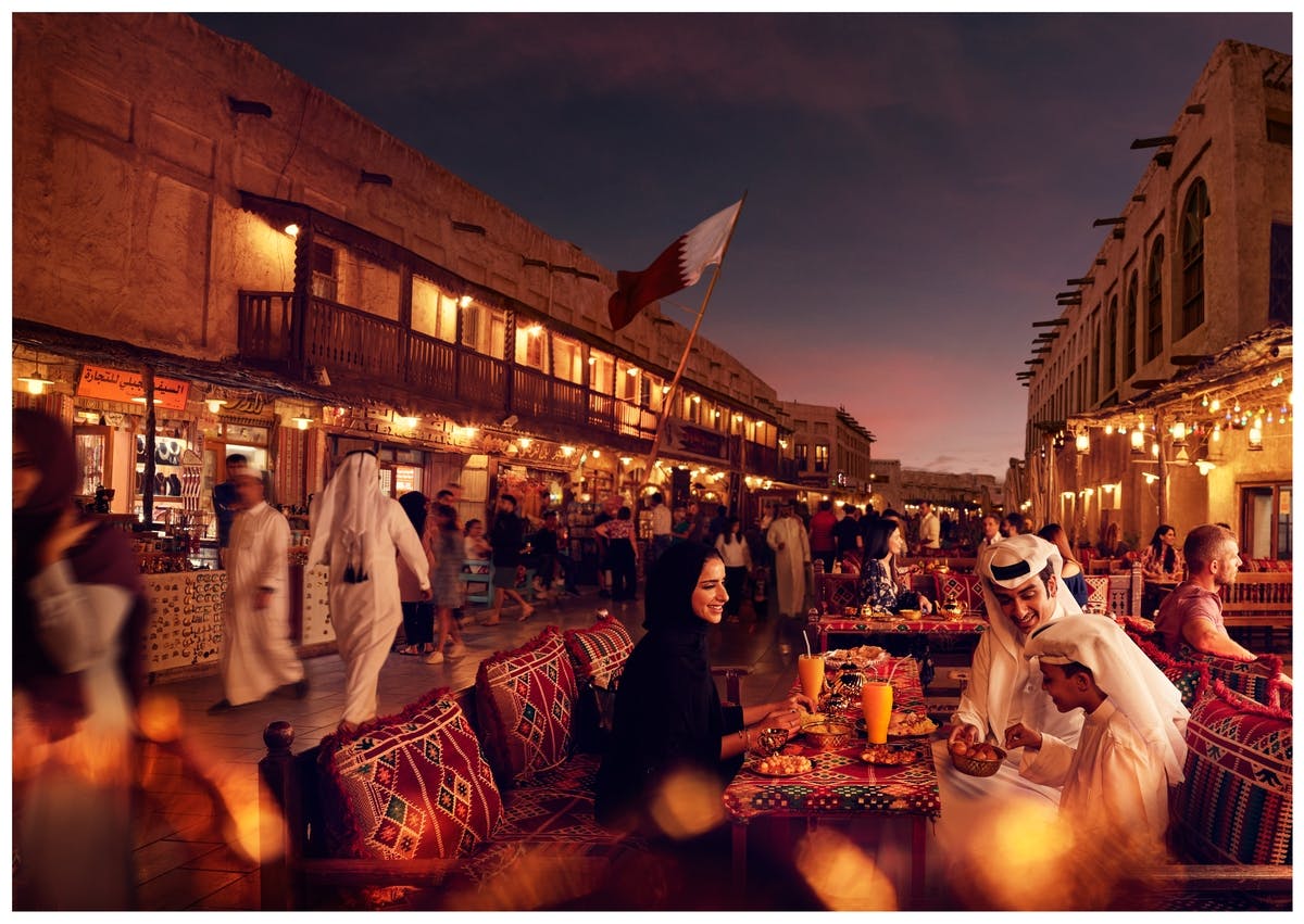 Dhow-Bootsfahrt bei Sonnenuntergang in Doha und geführter Streetfood-Rundgang mit Tourguide