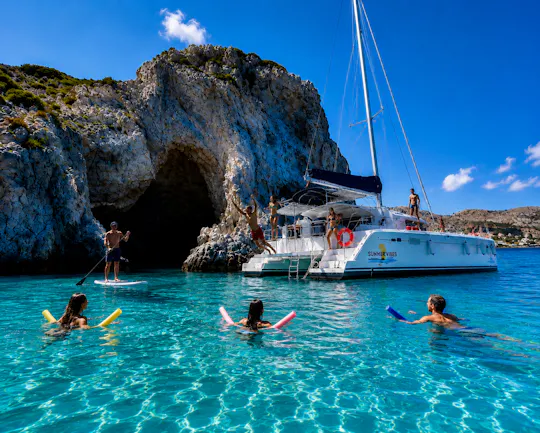 Crociera in catamarano all-inclusive a Kolymbia con pranzo e bevande