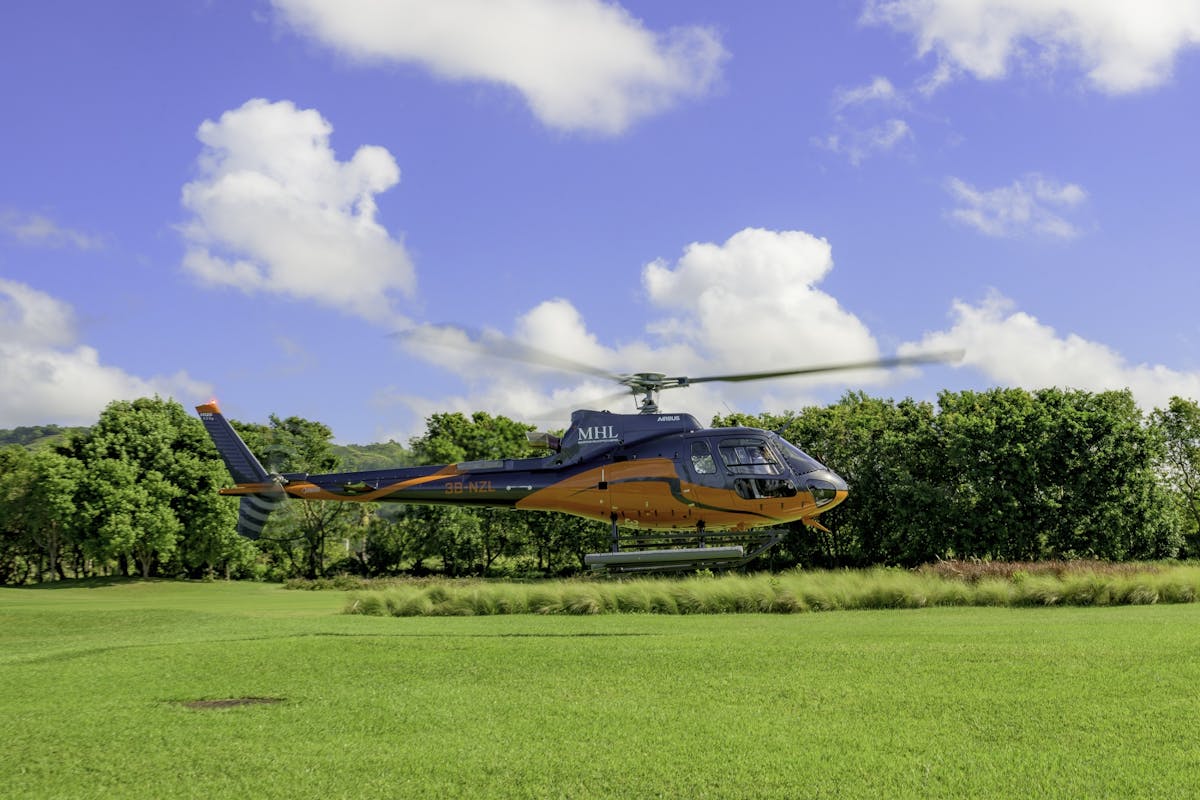 Toeristische helikoptervlucht boven Mauritius vanaf de internationale luchthaven