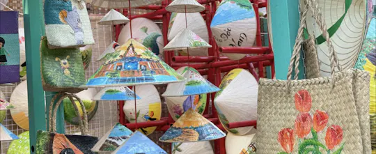Oficina de pintura de chapéus cónicos «Nón Lá» na Cidade de Ho Chi Minh