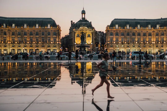 Self-guided audio tour from Quinconces to City Hall of Bordeaux