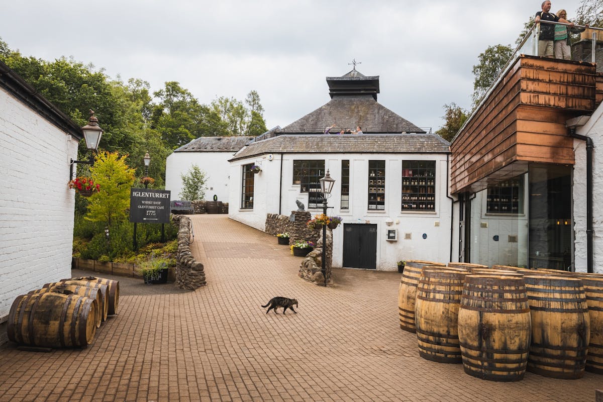 Tour vanaf Edinburgh door de Highlands met een bezoek aan een whiskystokerij