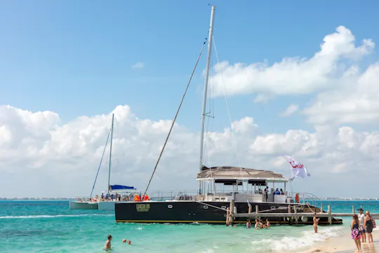 Katamarantur til Isla Mujeres med besøk på strandklubb og brunsj