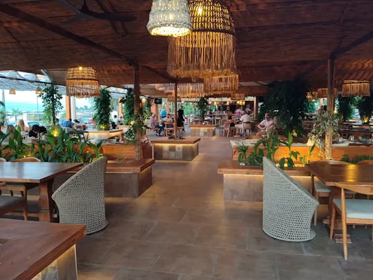 Cena griega junto al mar con espectáculo en directo – solo con entrada