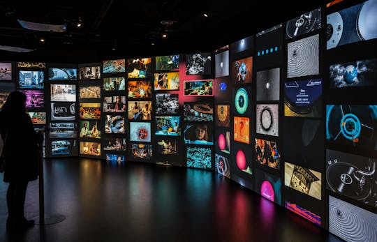 Eintrittskarte für das Eye Film Museum mit Tourguide und 1 GB eSIM