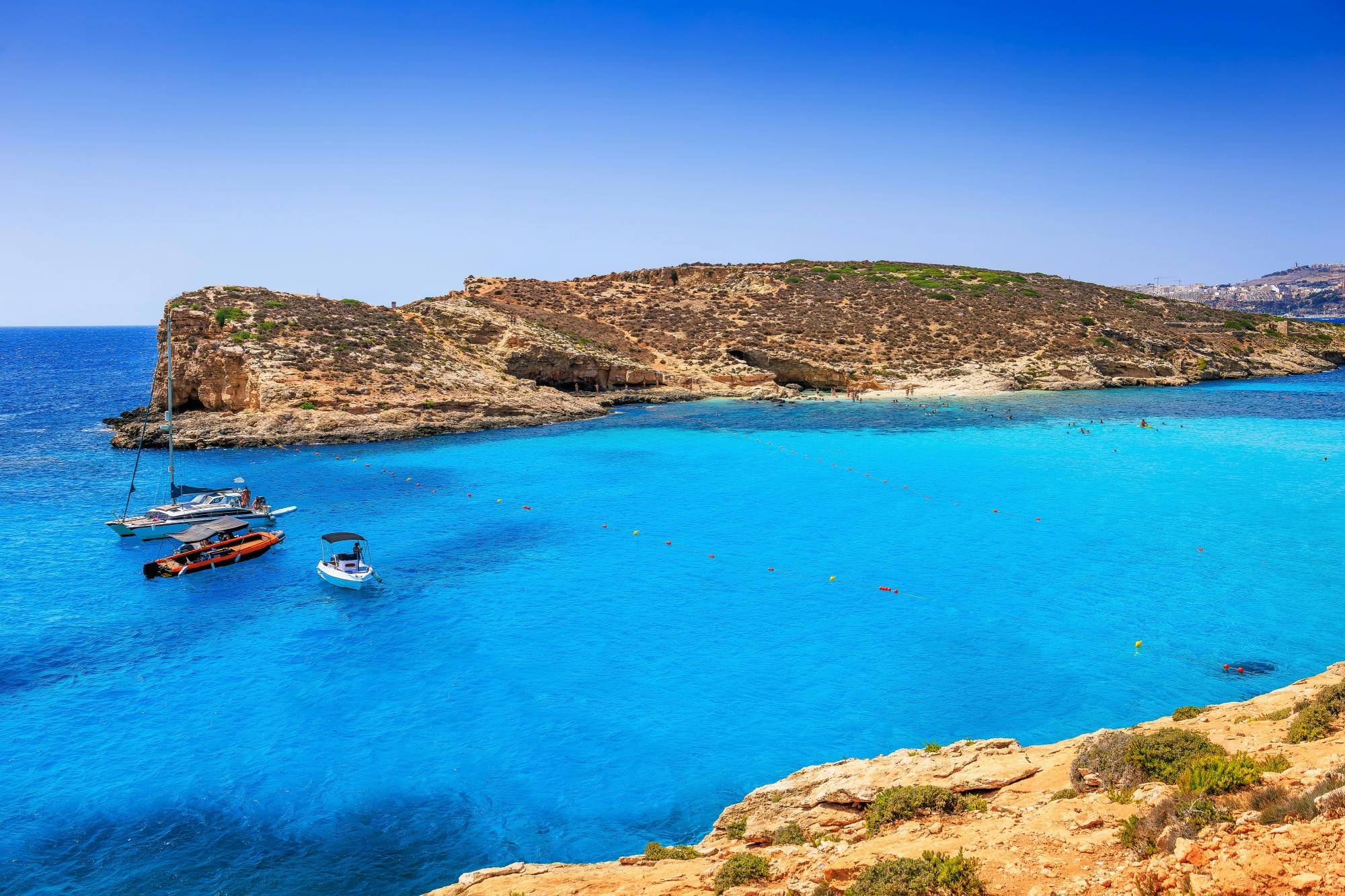 Excursão de dia inteiro da City Sightseeing à Lagoa Azul de Comino, em catamarã