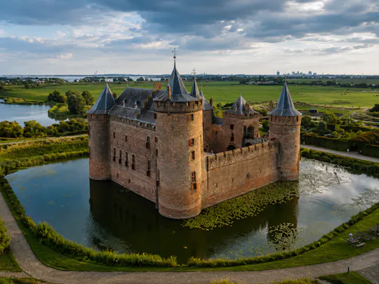 Toegangskaartje voor het Muiderslot met audiogids en een eSIM van 1 GB