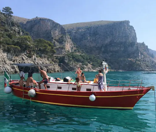 Excursión en barco «Gozzo» en Nápoles con parada para bañarse y degustación de productos locales