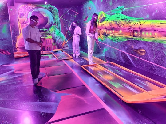 Experiencia de minigolf con luz negra en Basilea