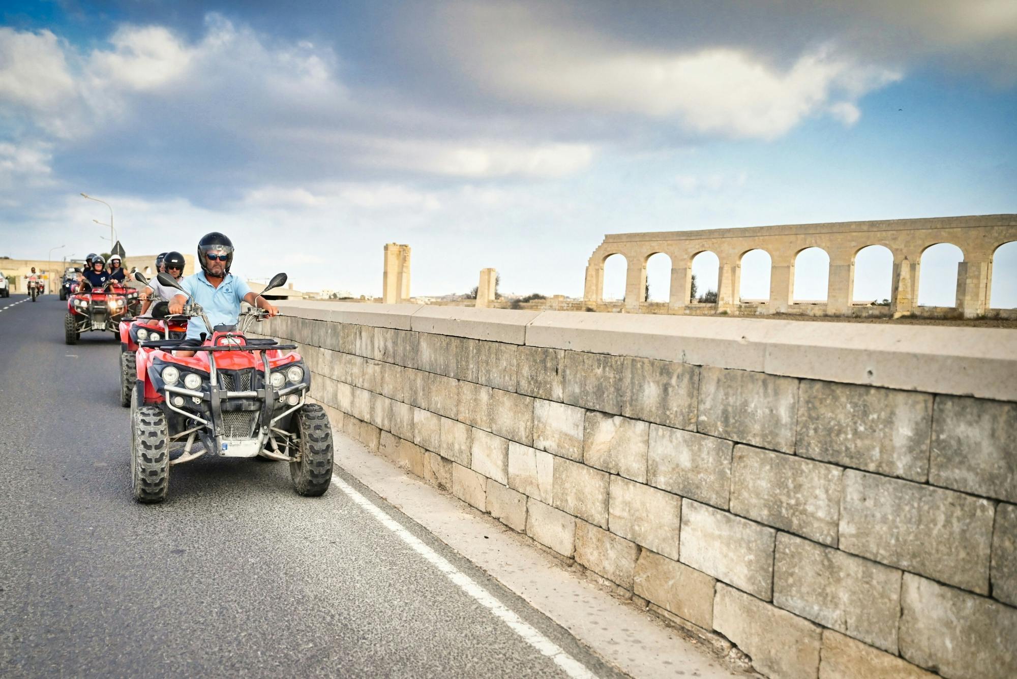 Quadtour bij zonsondergang op Gozo met een zwemstop bij Comino