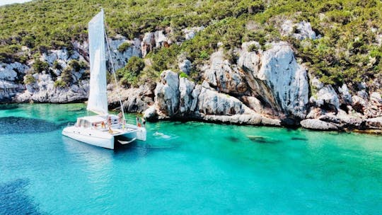 Excursão de catamarã de dia inteiro ao Parque Natural Porto Conte saindo de Alghero