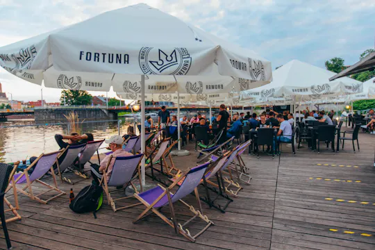 Passeio de barco pelo rio em Wrocław, com bebida de boas-vindas e música