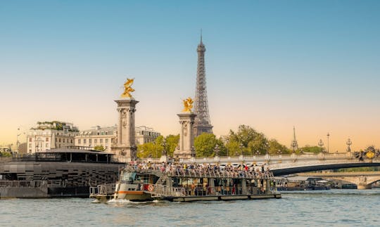 Visita guiada ao bairro da Torre Eiffel e cruzeiro pelo rio Sena