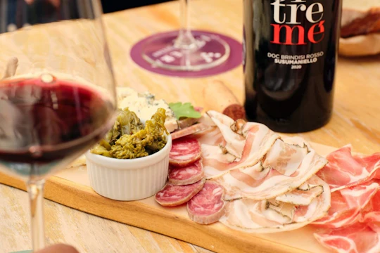 Locorotondo wine tasting with food pairings in a local wine shop