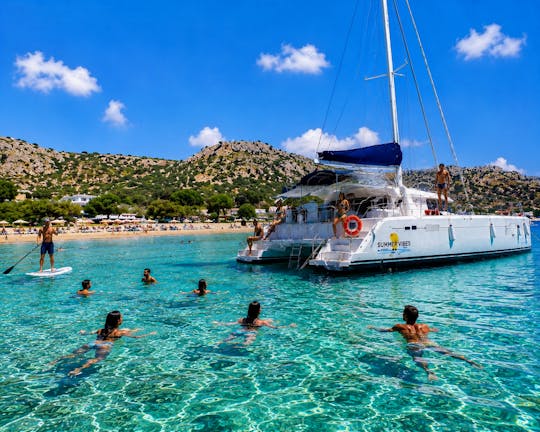 Passeio de catamarã a partir do porto de Kolymbia, com bebidas incluídas