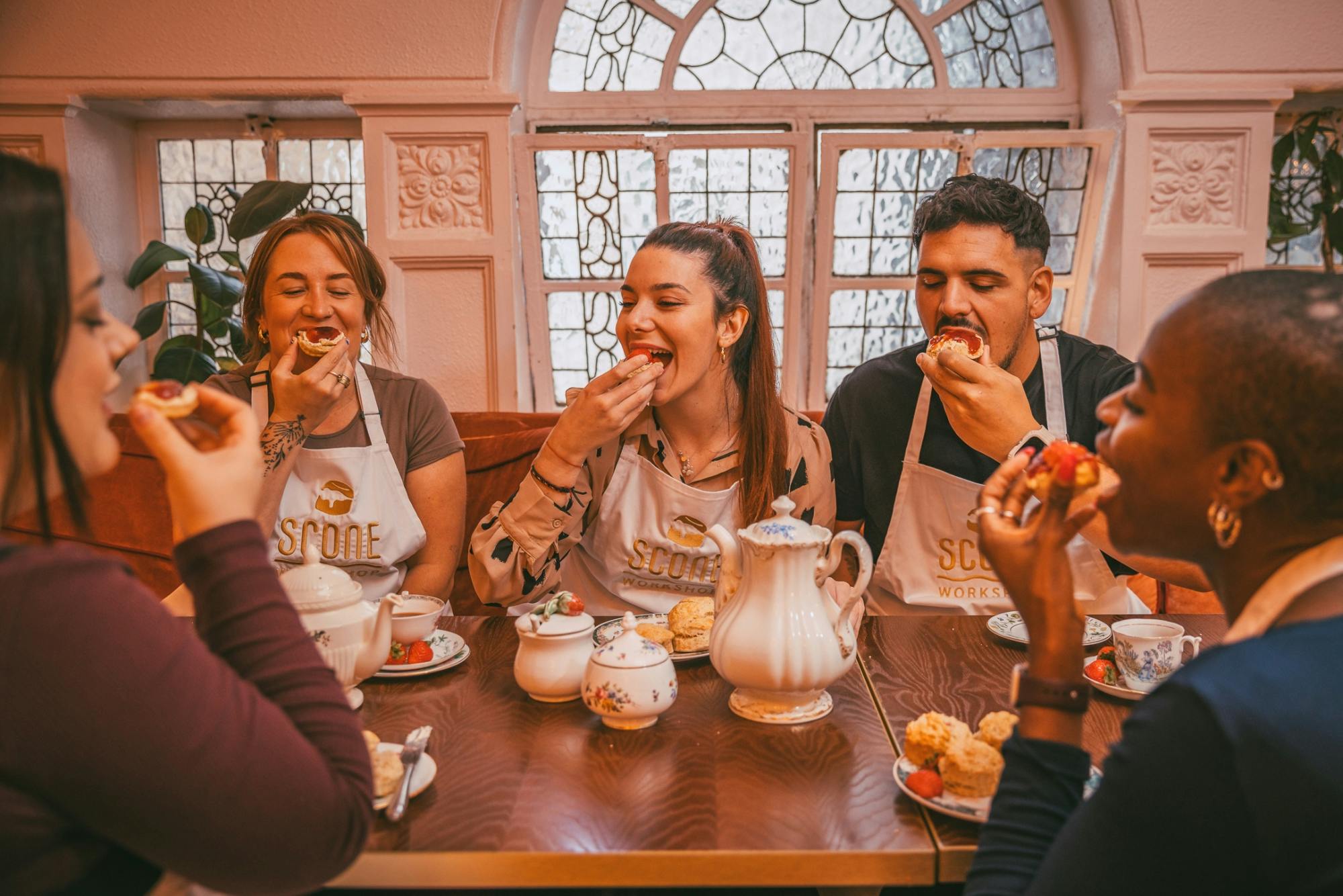 Workshop de confeção scones tradicionais ingleses em Londres, com chá