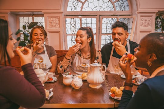 Workshop de confeção tradicional de scones ingleses em Londres, acompanhado de chá