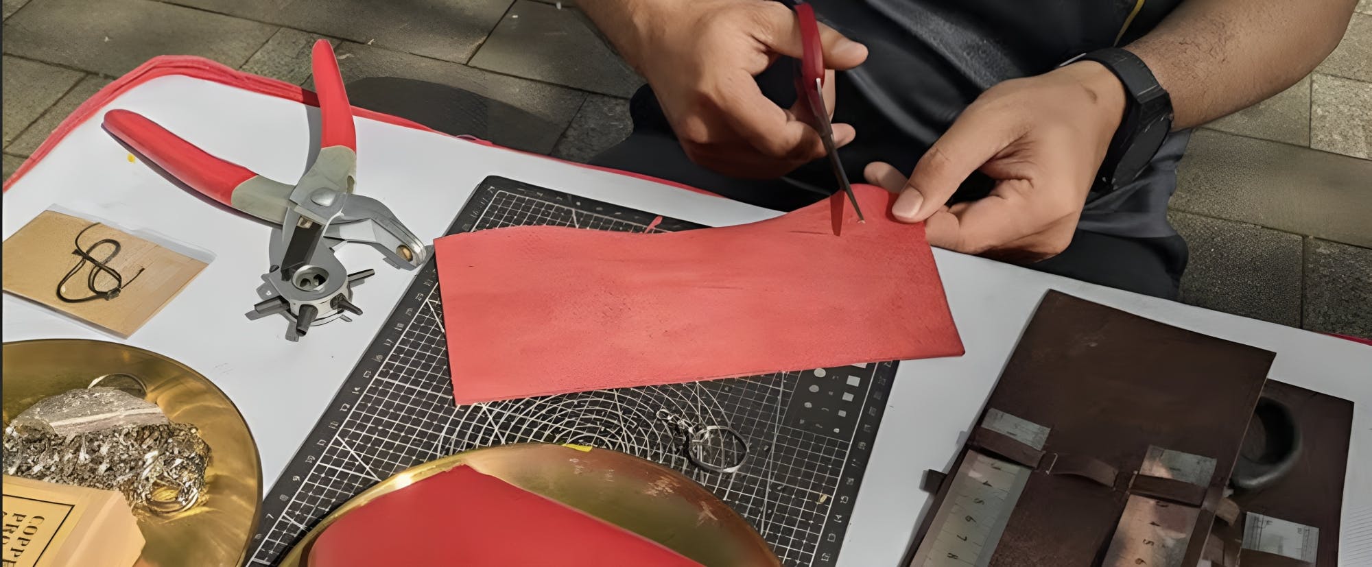 Workshop zur Herstellung handgefertigter Leder-Notizbücher in Saigon