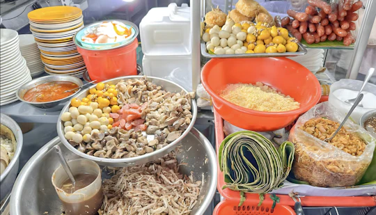 Ho Chi Minh City food tour with live music experience