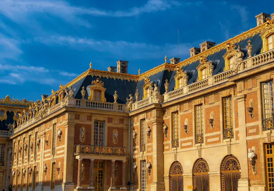 Versailles Palace with guide, entry and round-trip transfer from Paris