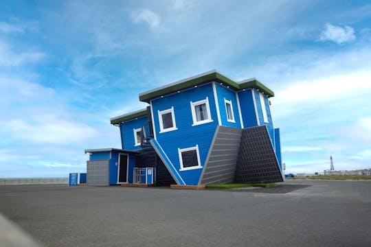 L'esperienza della "Upside Down House" a Blackpool