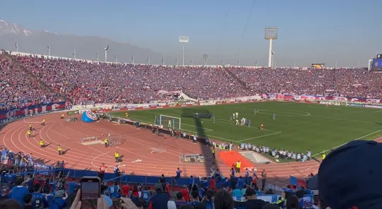 Experiência num dia de jogo de futebol em Santiago com um anfitrião local