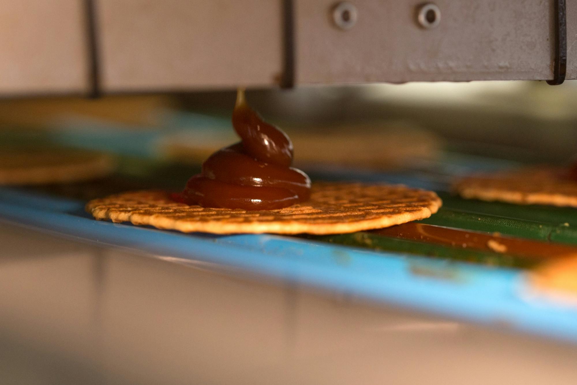 Entrada da fábrica de waffles com xarope Kamphuisen, com degustação de waffles e bebidas