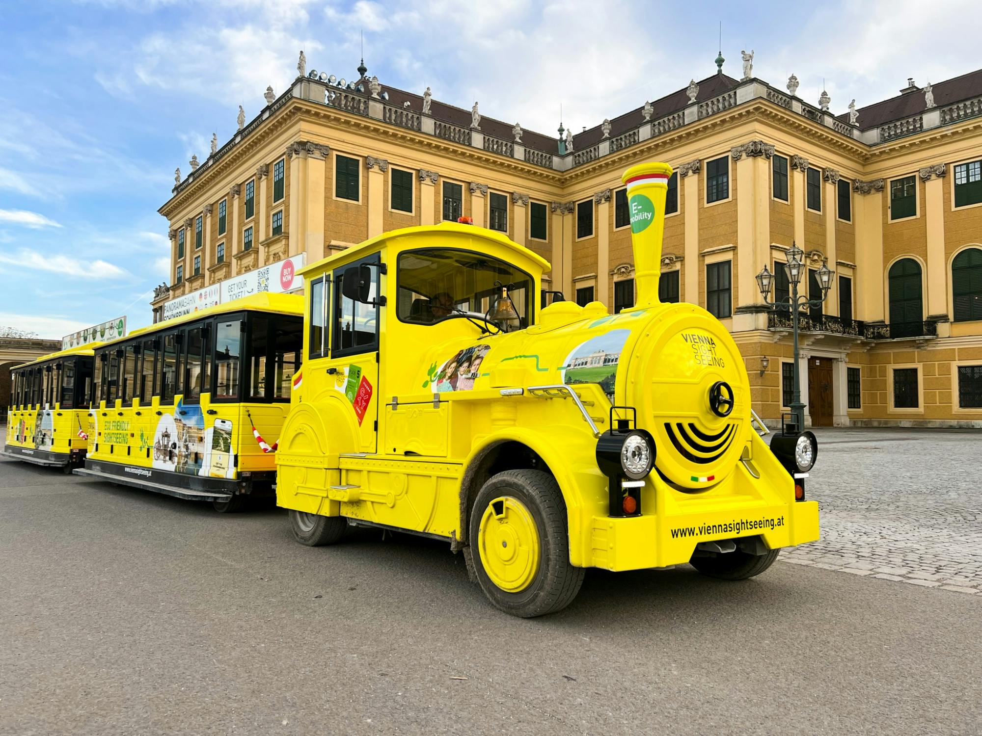Visita guiada com áudio e entrada sem filas ao Palácio de Schönbrunn com o Panorama Tram