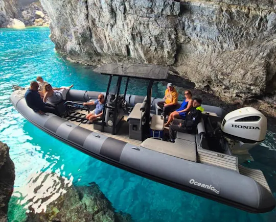 Aventura de medio día en lancha motora y buceo con esnórquel en Kárpatos