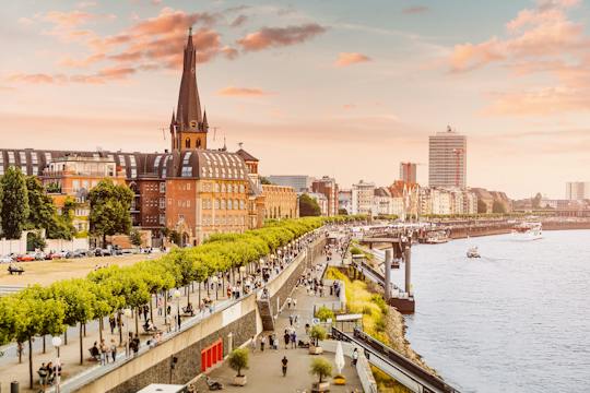 Tour audio a piedi a Düsseldorf con luoghi di interesse storico e vista sul Reno