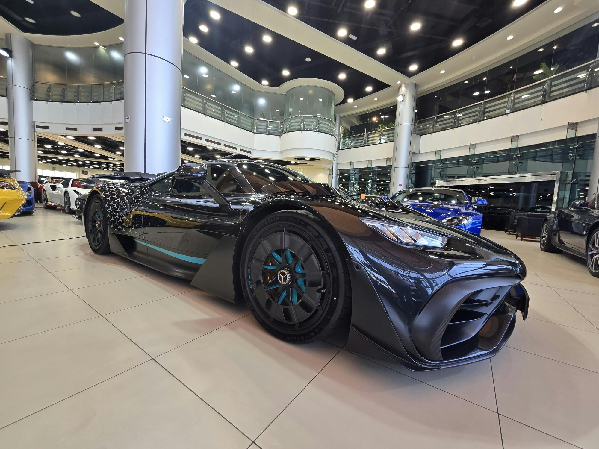 Tour dello showroom di auto di lusso di Dubai con consegna al Dubai Mall