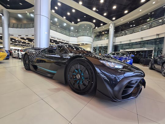 Wycieczka po salonie luksusowych samochodów w Dubaju z dowozem do centrum handlowego Dubai Mall