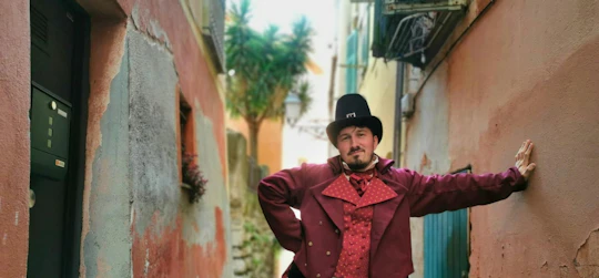Old Nice guided walking tour with a 19th-century executioner