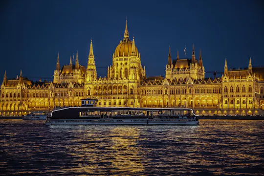 Cruzeiro turístico em Budapeste, à noite ou durante o dia