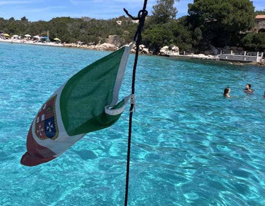 Rejs autentyczną sardyńską łodzią typu gozzo wzdłuż wybrzeża Costa Smeralda z aperitifem