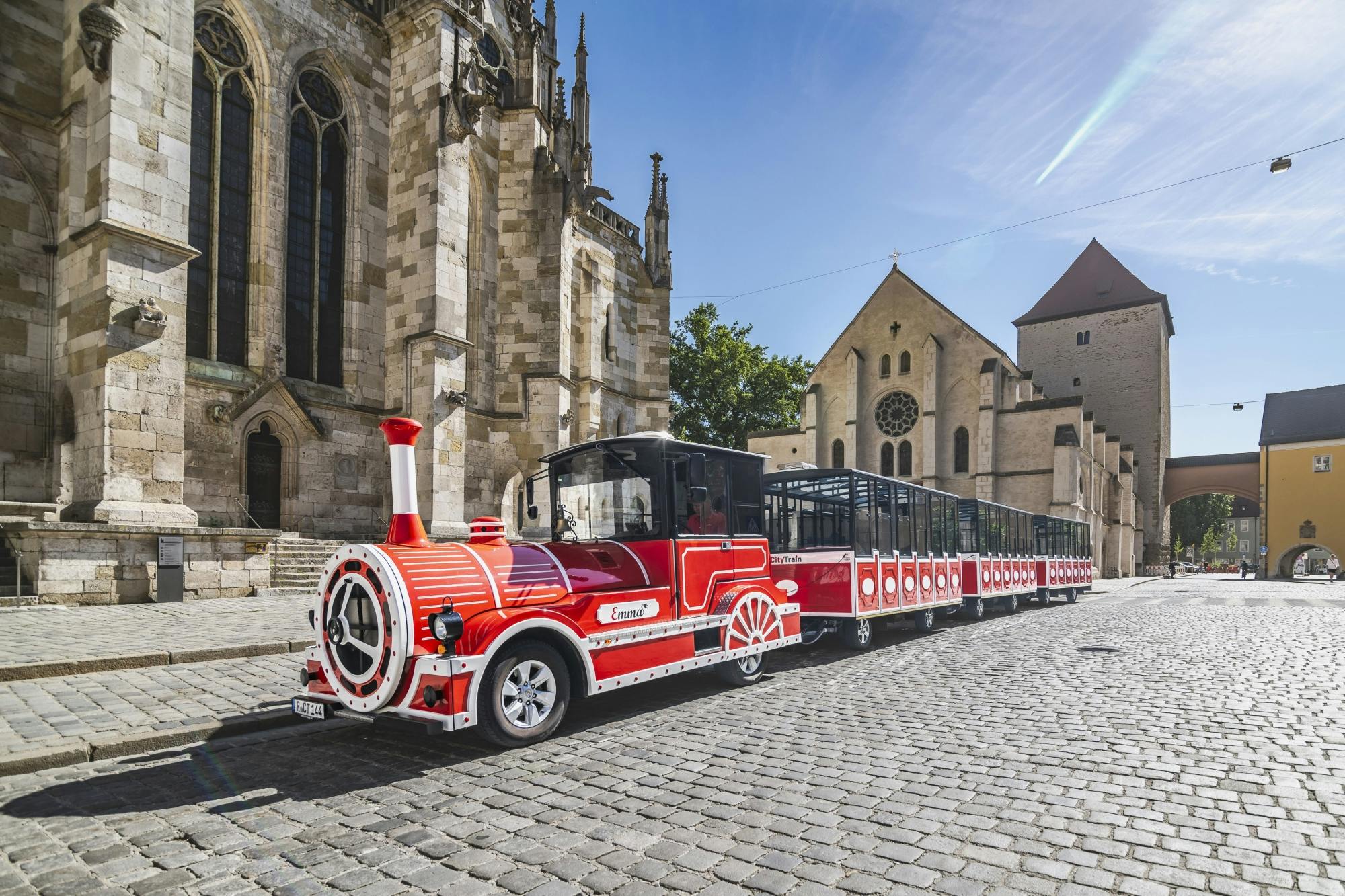 Regensburg Stadtrundfahrt mit der Bimmelbahn Abfahrt vom Domplatz