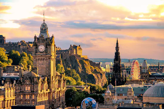 Jogo interativo ao ar livre em Edimburgo com encenação de detetive