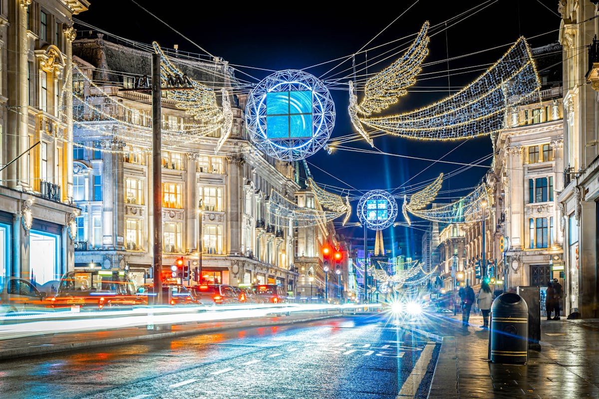Rondrit met een open bus langs de kerstverlichting in Londen en een enkele boottocht