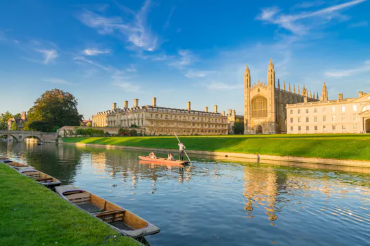 Passeio em Cambridge com um jogo de exploração na pele de um detetive infiltrado