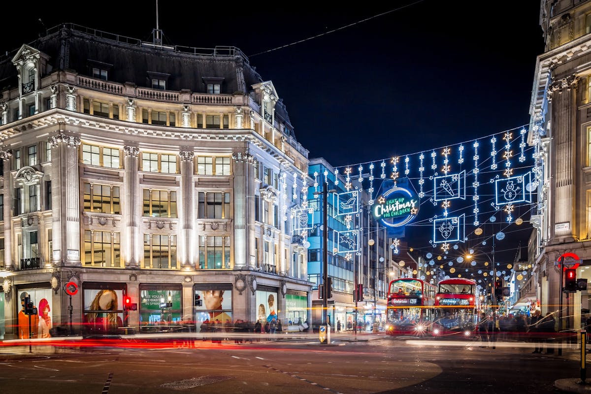 Tour in autobus scoperto per ammirare le luci natalizie di Londra e gita di andata e ritorno sul Tamigi