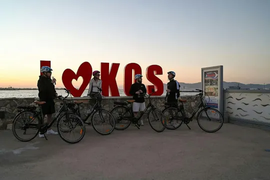 Recorrido en bicicleta eléctrica al atardecer por los rincones ocultos de Cos