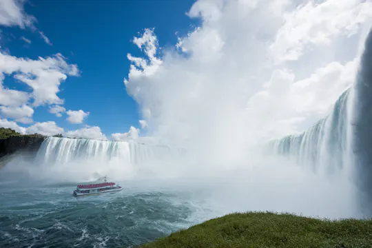 Niagara Falls boat cruise and guided highlights tour