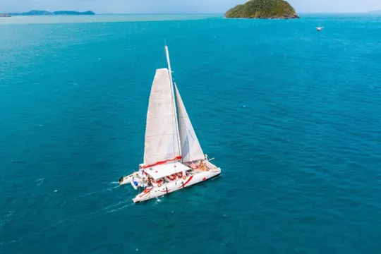 Excursão de catamarã às ilhas Coral e Racha com almoço, com partida de Phuket